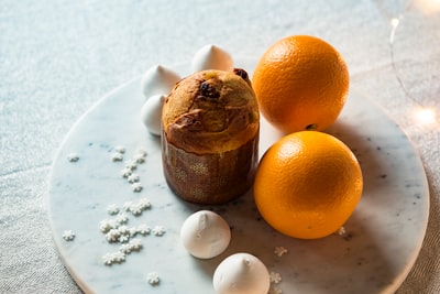 两个橘子放在白色盘子里
